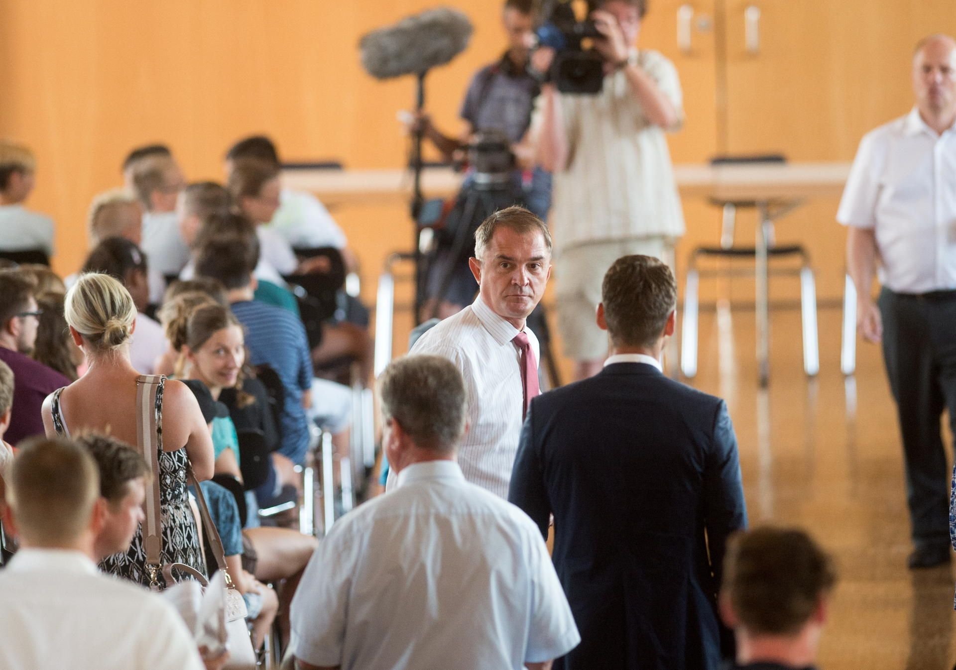 Marco Tullner (CDU, M), Bildungsminister des Landes Sachsen-Anhalt, steht in der Aula Albert-Einstein-Gymnasium in Magdeburg zwischen Eltern. Sachsen-Anhalt kämpft seit langem mit einem Mangel an Pädagogen.