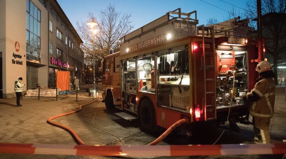 Großeinsatz in den Räumen des Jobcenters in der Arbeitsagentur in der Naumburger Nordstraße, nachdem dort ein anonymer Brief mit einer unbekannten Substanz eingegangen war.