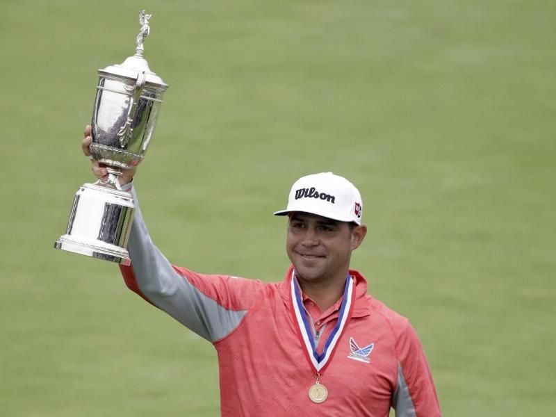 Er hat die Trophäe: US-Open-Champion Gary Woodland jubelt nach dem Gewinn seines ersten Major-Titels. Foto: Marcio Jose Sanchez/AP