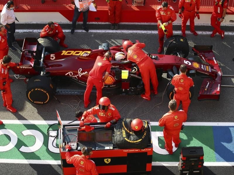 Der aktuelle Ferrari hat sogar Probleme im Mittelfeld mitzuhalten: Mechaniker inspizieren das Fahrzeug von Sebastian Vettel in der Box. Foto: Bryn Lennon/Pool Getty/AP/dpa