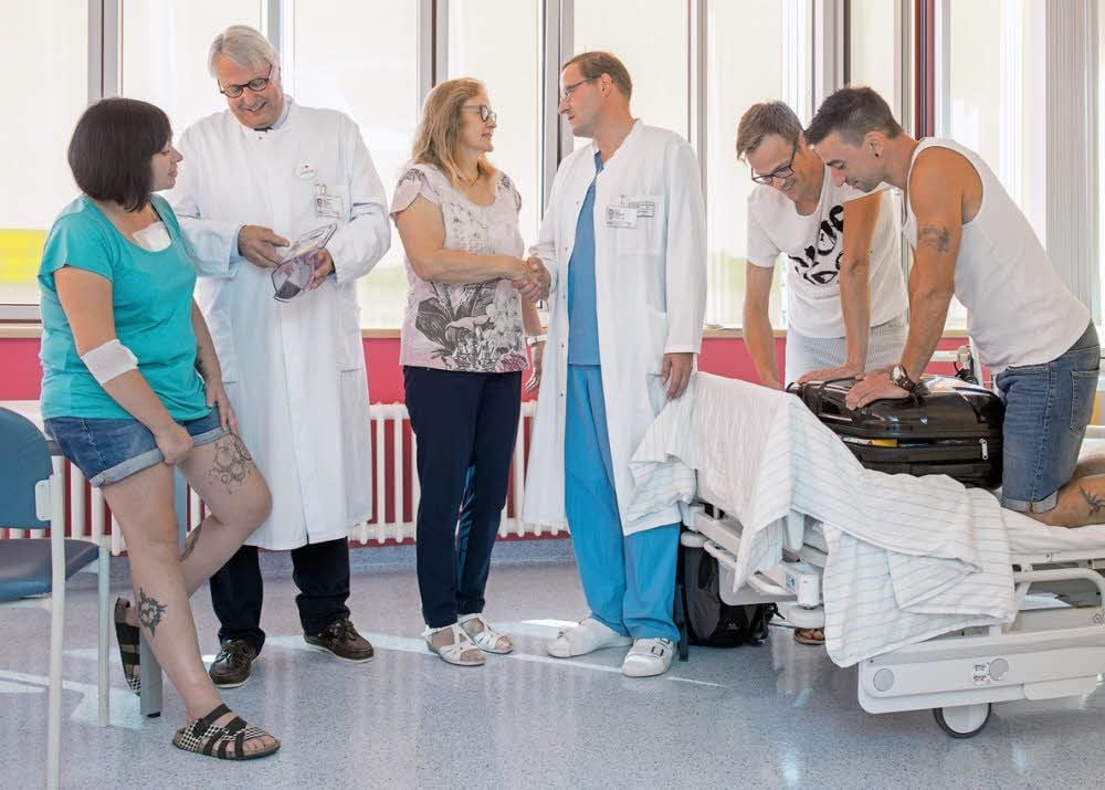 Ärzte im Transplantationszentrum verabschieden sich von ihren Patienten und geben letzte gute Ratschläge: Jessica Richter, Professor Paolo Fornara, Rita Scherf, Dr. Karl Weigand vom Transplantationszentrum, Daniel Römer und Enrico Richter (von links). Die Patienten konnten nach 14 Tagen die Klinik verlassen.