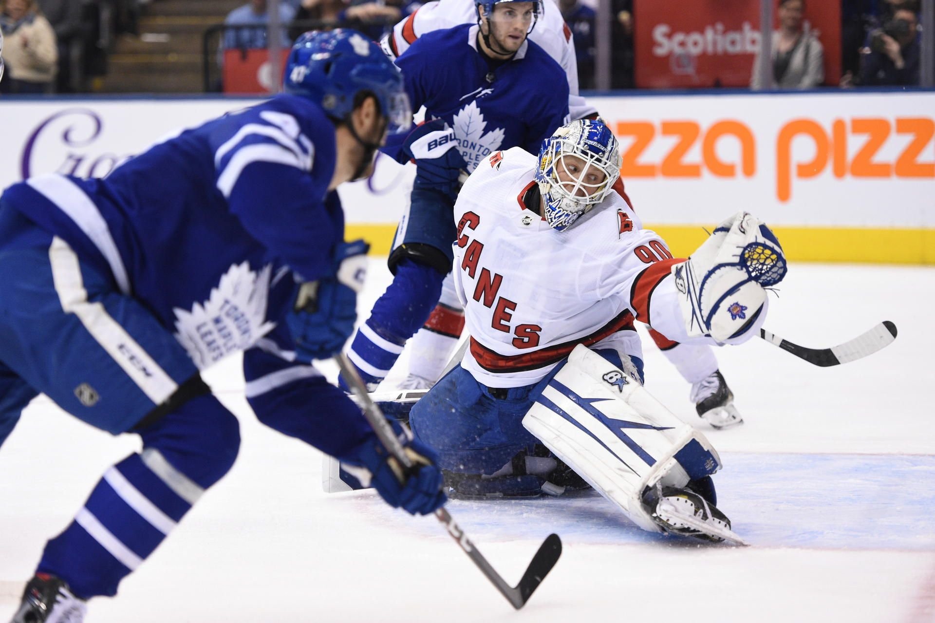 David Ayres ist eigentlich Eismeister in Toronto. Im NHL-Spiel der Maple Leafs gegen Carolina Hurricanes stand der 42-Jährige plötzlich im Tor des Gegners.
