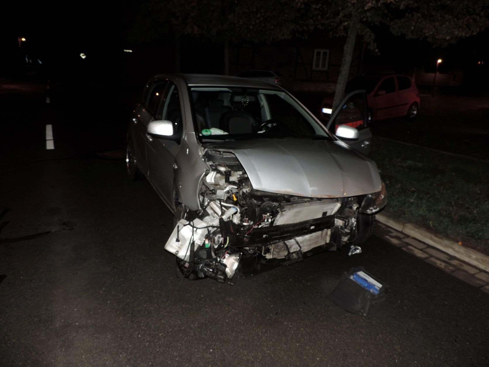 Der Hyundai steht nach dem Unfall in Dedeleben am Straßenrand.