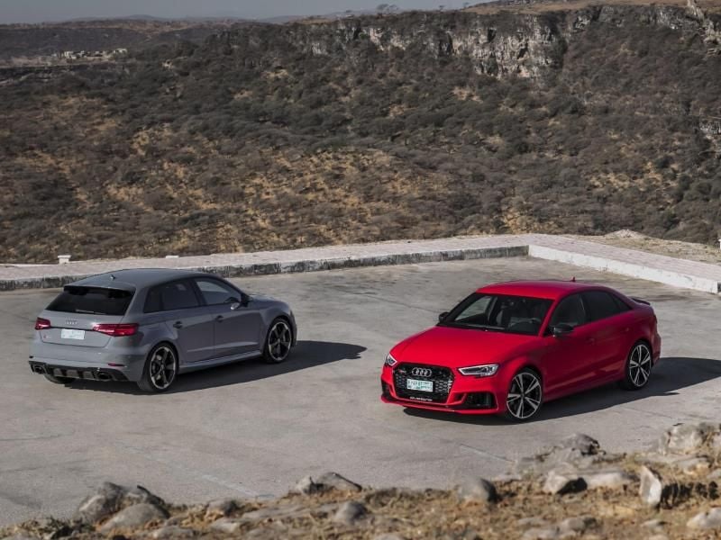 Potenter Doppelpack: Audi bringt den RS3 als Sportback (l) und als Limousine mit 294 kW/400 PS auf den Markt. Foto: Audi/dpa-tmn