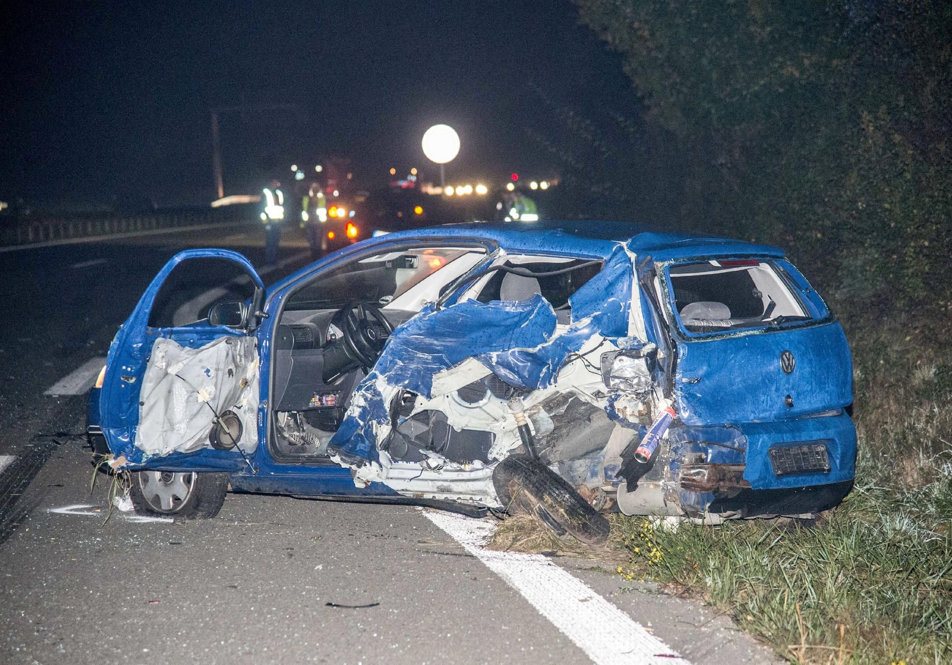 Schorndorf: Ein demoliertes Fahrzeug steht an der Bundesstraße 29. Der Fahrer wurde bei einem Auffahrunfall aus dem Wagen geschleudert und starb.