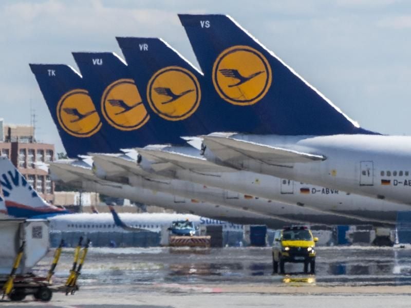 Maschinen der Lufthansa stehen am Flughafen. Foto: Boris Roessler/dpa