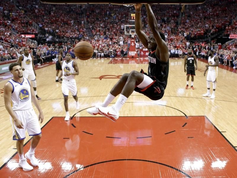 Clint Capela von den Houston Rockets beim Dunking. Foto: David J. Phillip/AP