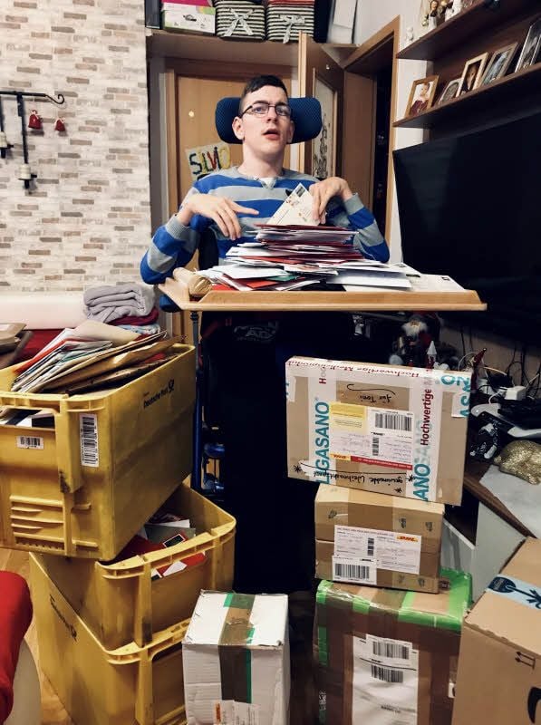 Die Ausbeute eines Tages: Toni Hartung mit seiner Weihnachtspost.