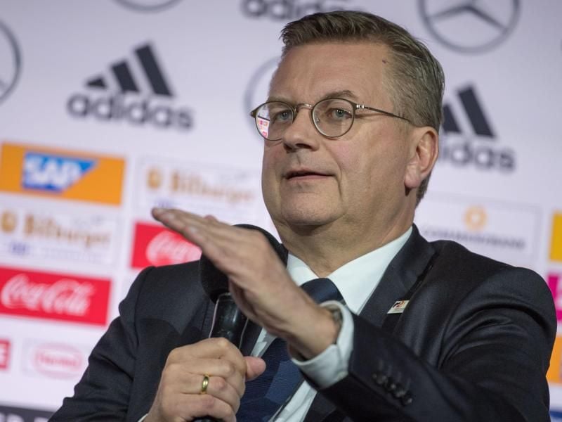 Legt sich noch nicht auf den favorisierten DFB-Kandidat für die WM 2026 fest: Verbandspräsident Reinhard Grindel. Foto: Federico Gambarini