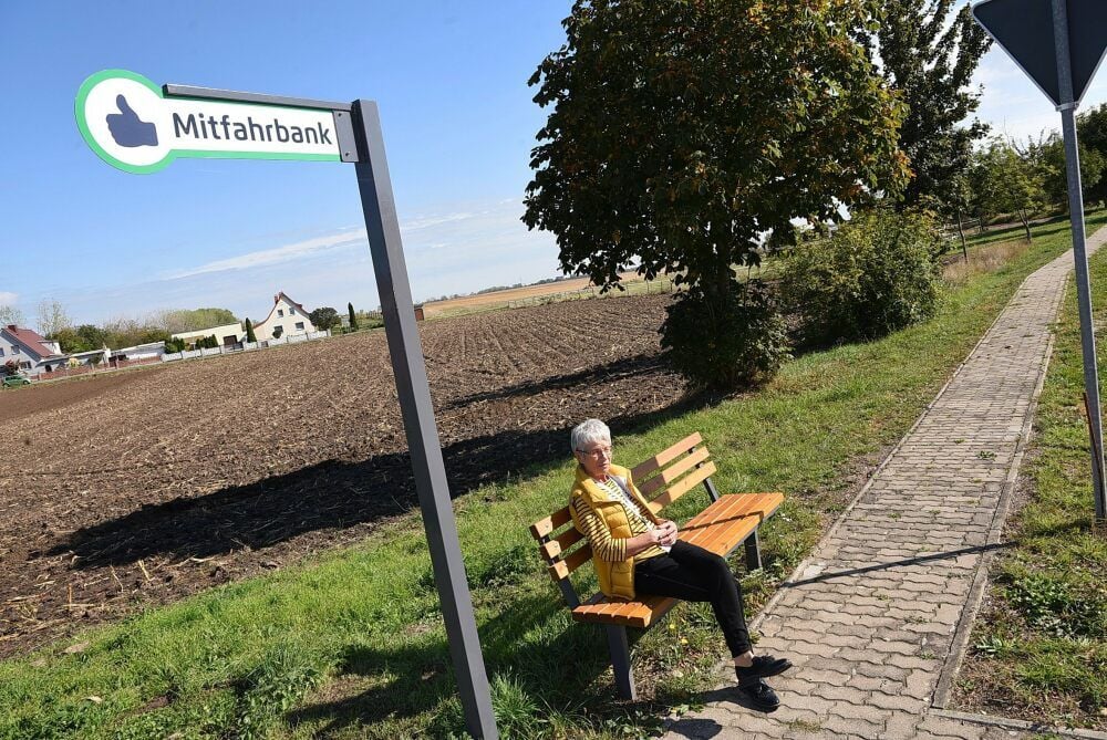 Jurymitglied Karin Reul auf einer neuen „Mitfahrbank“.