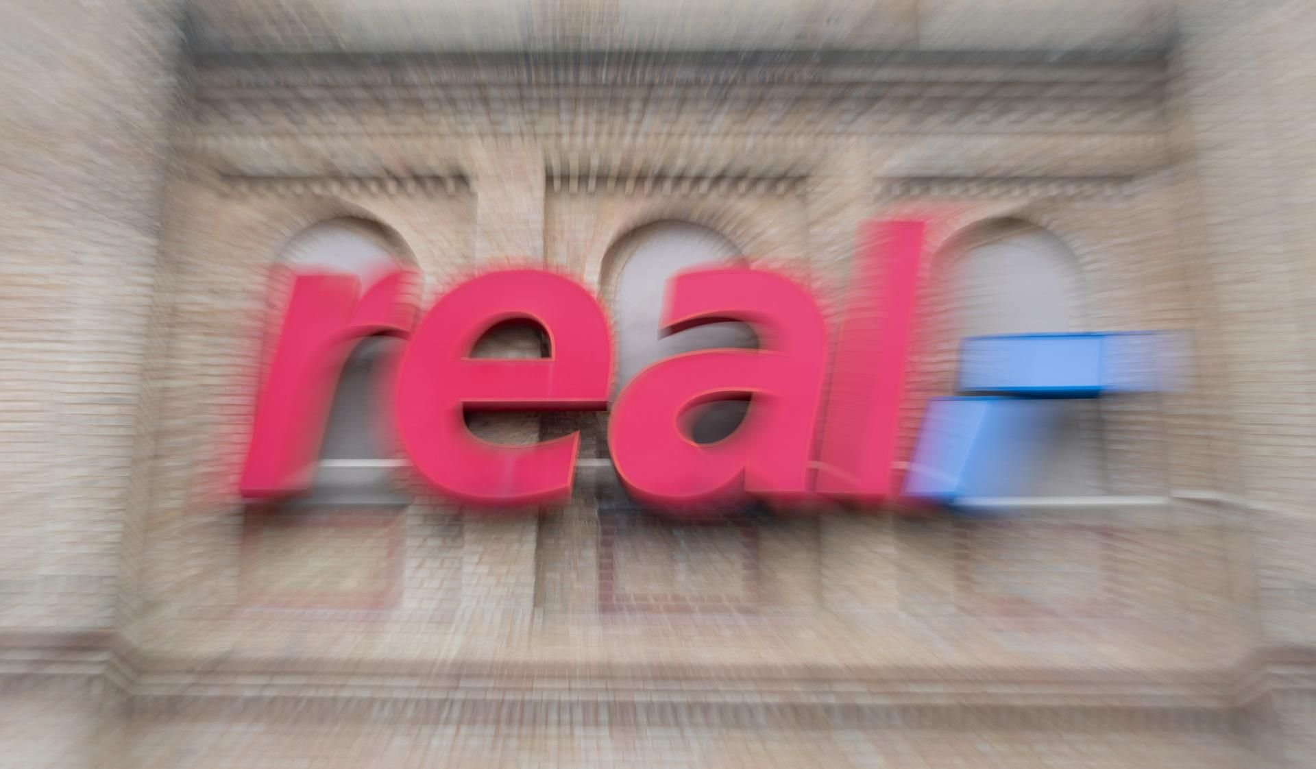 Das "Real"-Logo ist auf der Fassade eines Real Supermarktes zu sehen