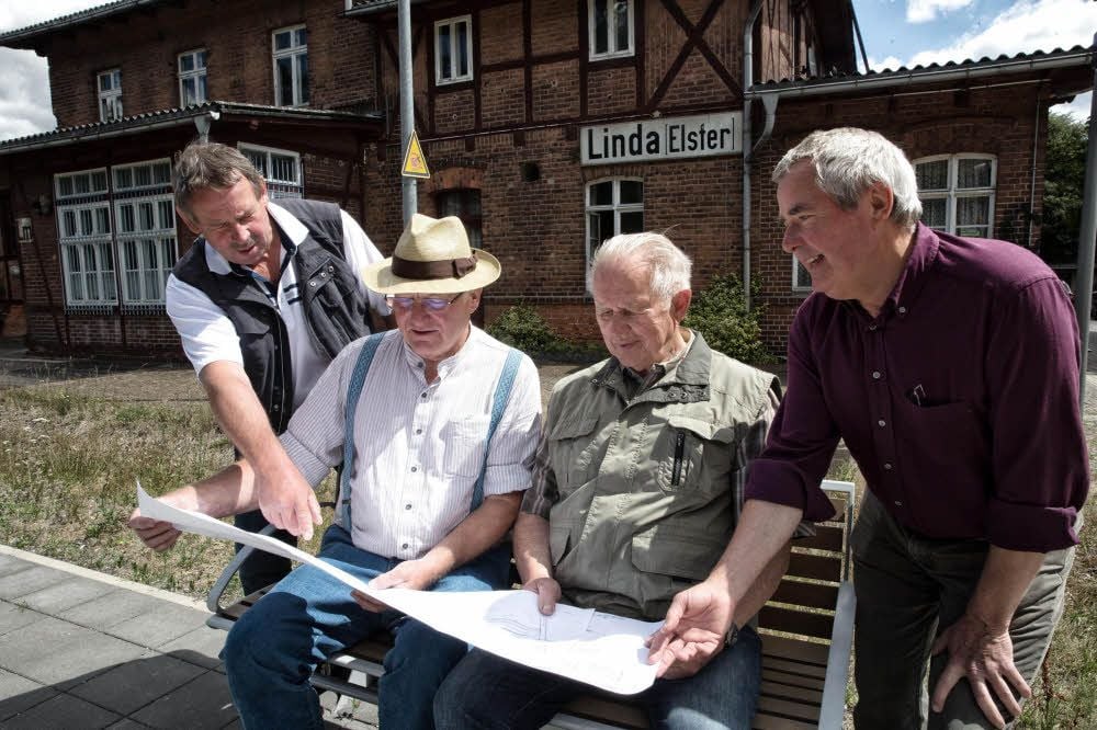 Der Falkenberger Eisenbahnfreund Markus Winter, Reinhard Stolze aus Berlin, Erwin Rieger, Lindas letzter Bahnvorsteher, und der Geschichtsforscher Dr. Reiner Helling (v.l.) hatten sich am Sonntag viel zu erzählen.