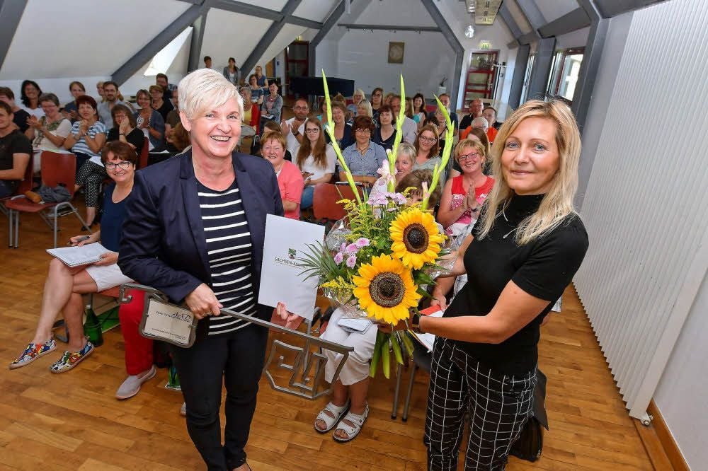 Von der stellvertretenden Schulleiterin Mandy Lehnert (li.) gab es zur Begrüßung für Astrid Bach von den Kollegen einen Sommerblumenstrauß.