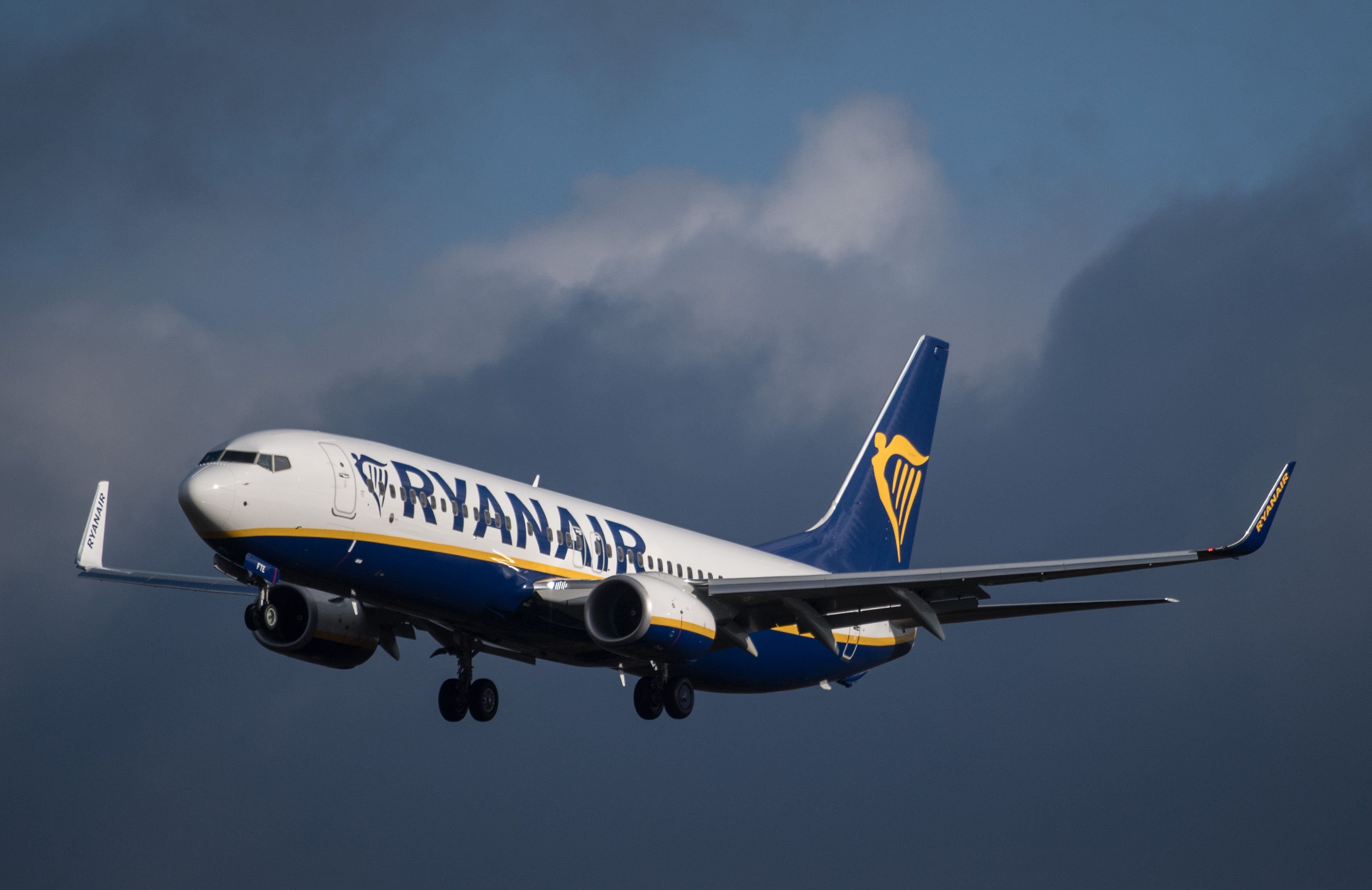 Eine Maschine des irischen Billigflieger Ryanair im Landeanflug auf den Flughafen in Frankfurt am Main