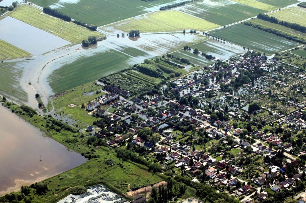Die Amselwaldsiedlung in Aken während des Hochwassers im Juni 2013