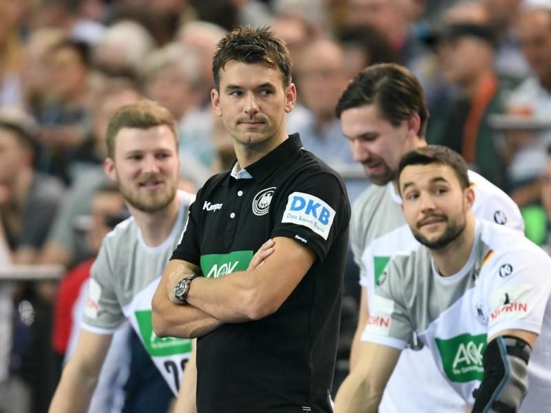Handball-Bundestrainer Christian Prokop (M) will die Mannschaft in den Fokus rücken. Foto: Hendrik Schmidt