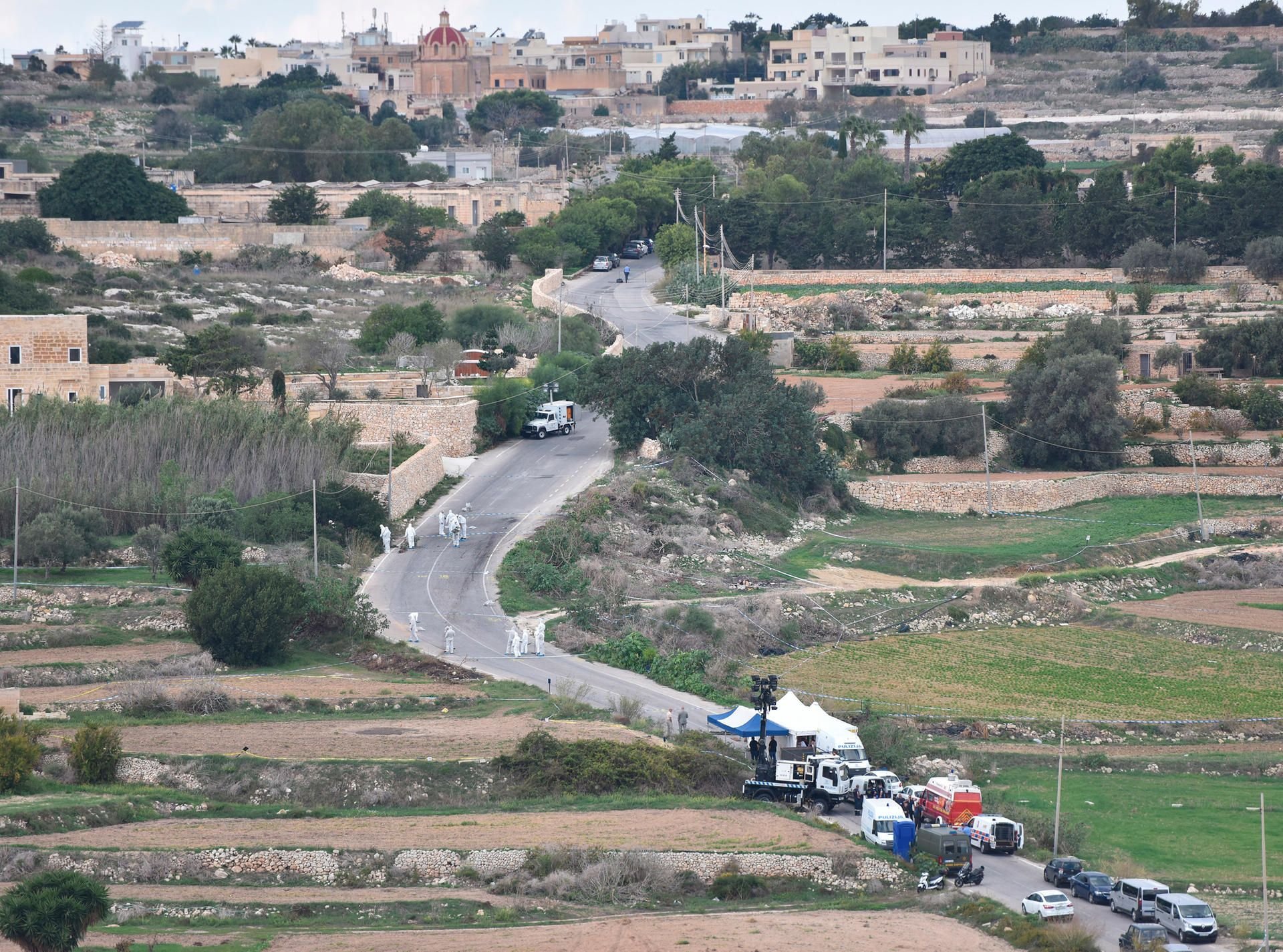 Mitarbeiter der Polizei suchen in Malta nach Spuren.