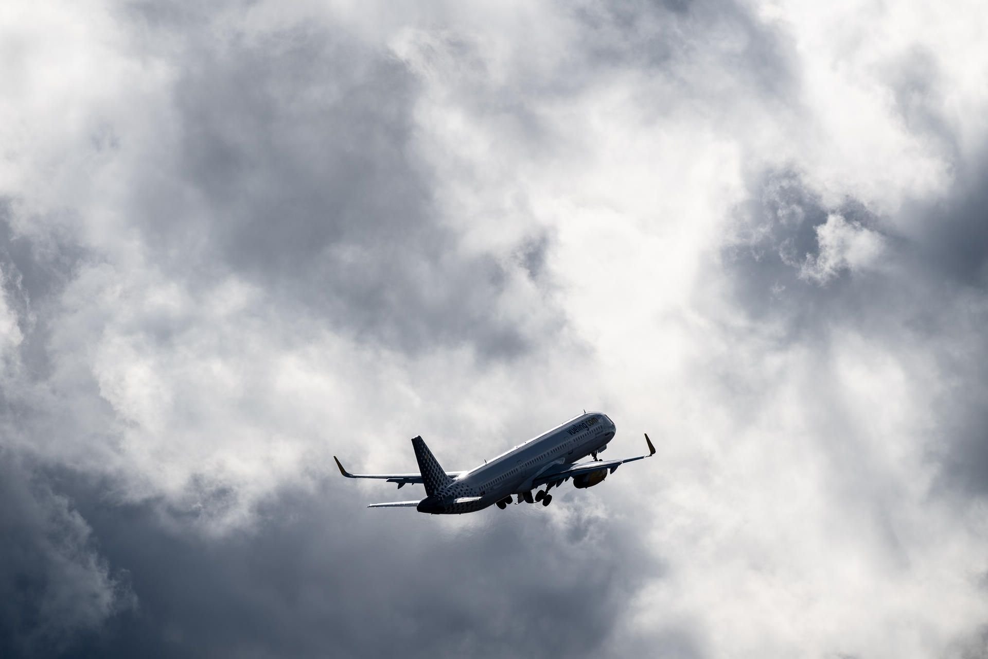 Ein Airbus A321 startet vor dunklen Wolken.