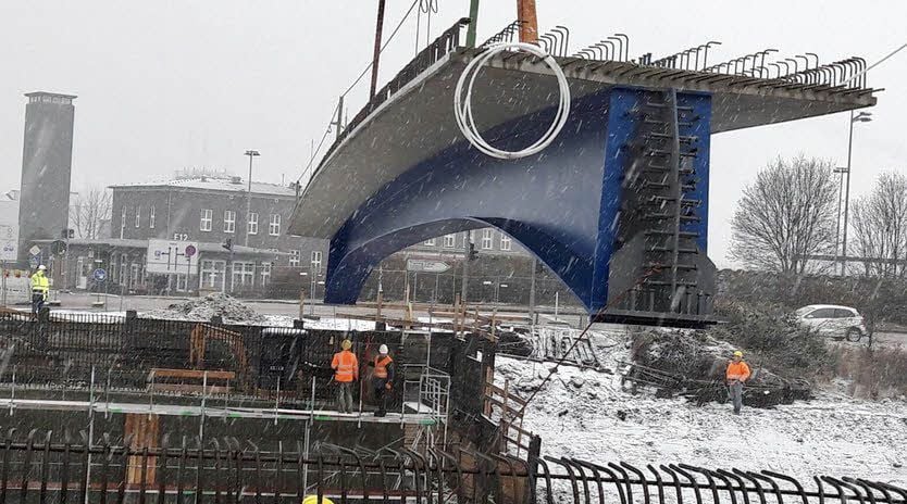Ein Spezialkran bringt die 34 Meter langen und jeweils 50 Tonnen schweren Stahlbetonelemente in die richtige Position.