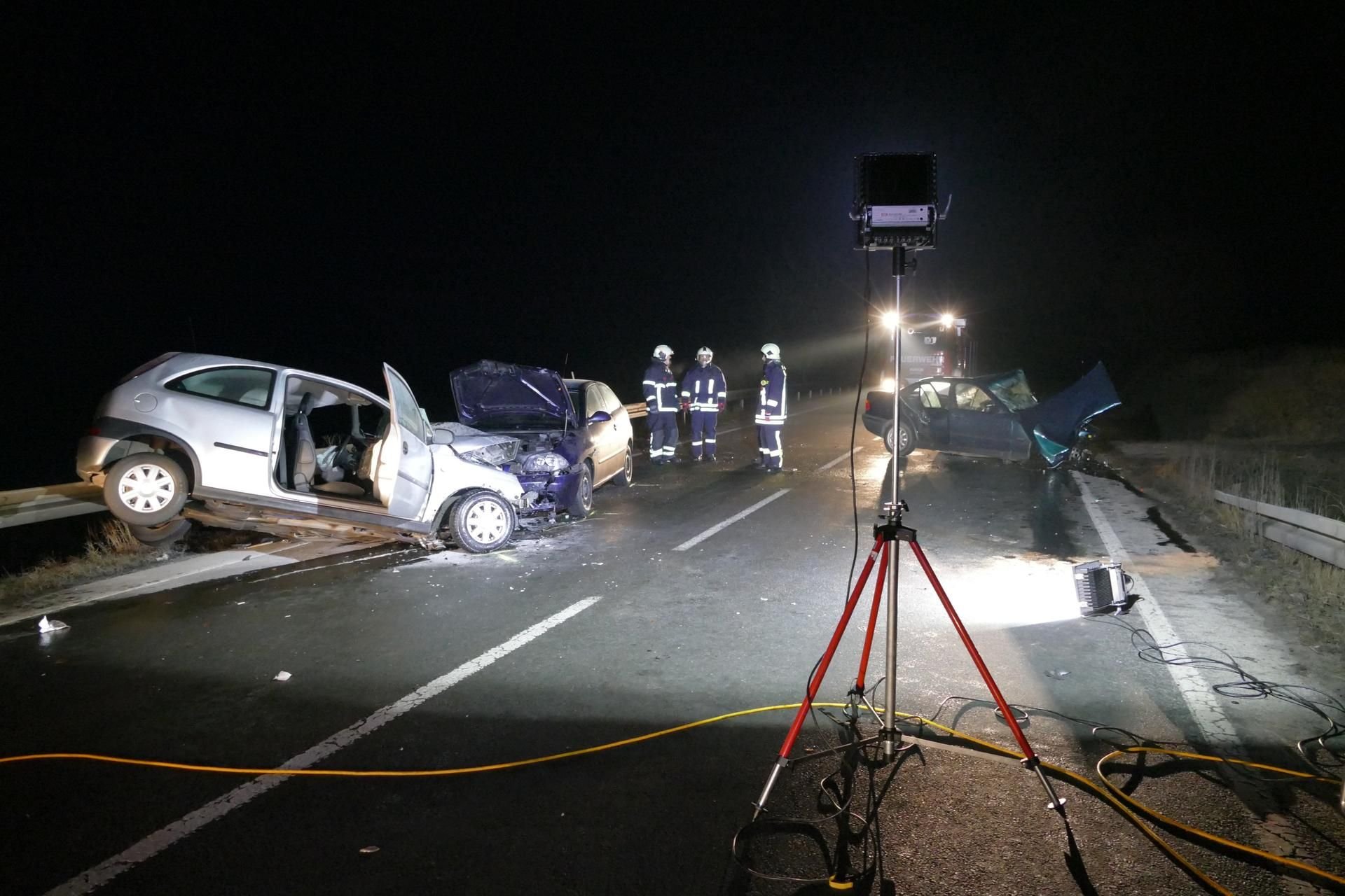 Vergangene Nacht kam es auf der B180 nahe Voklstedt zu einem schweren Verkehrsunfall mit drei beteiligten Pkw.