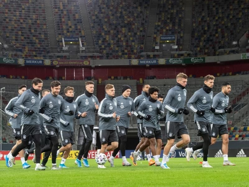 Hat die Qualifikation für die EM selbst in der Hand: Die deutsche Nationalmannschaft beim Training in Düsseldorf. Foto: Bernd Thissen/dpa