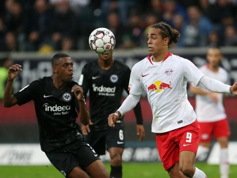 Der Frankfurter Gelson Fernandes (l.) und Leipzigs Yussuf Poulsen kämpfen um den Ball. Foto: Thomas Frey