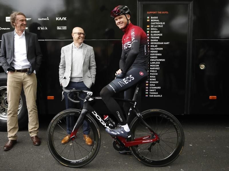Chris Froome (r) im neuen Ineos-Trikot. Foto: Martin Rickett/PA Wire