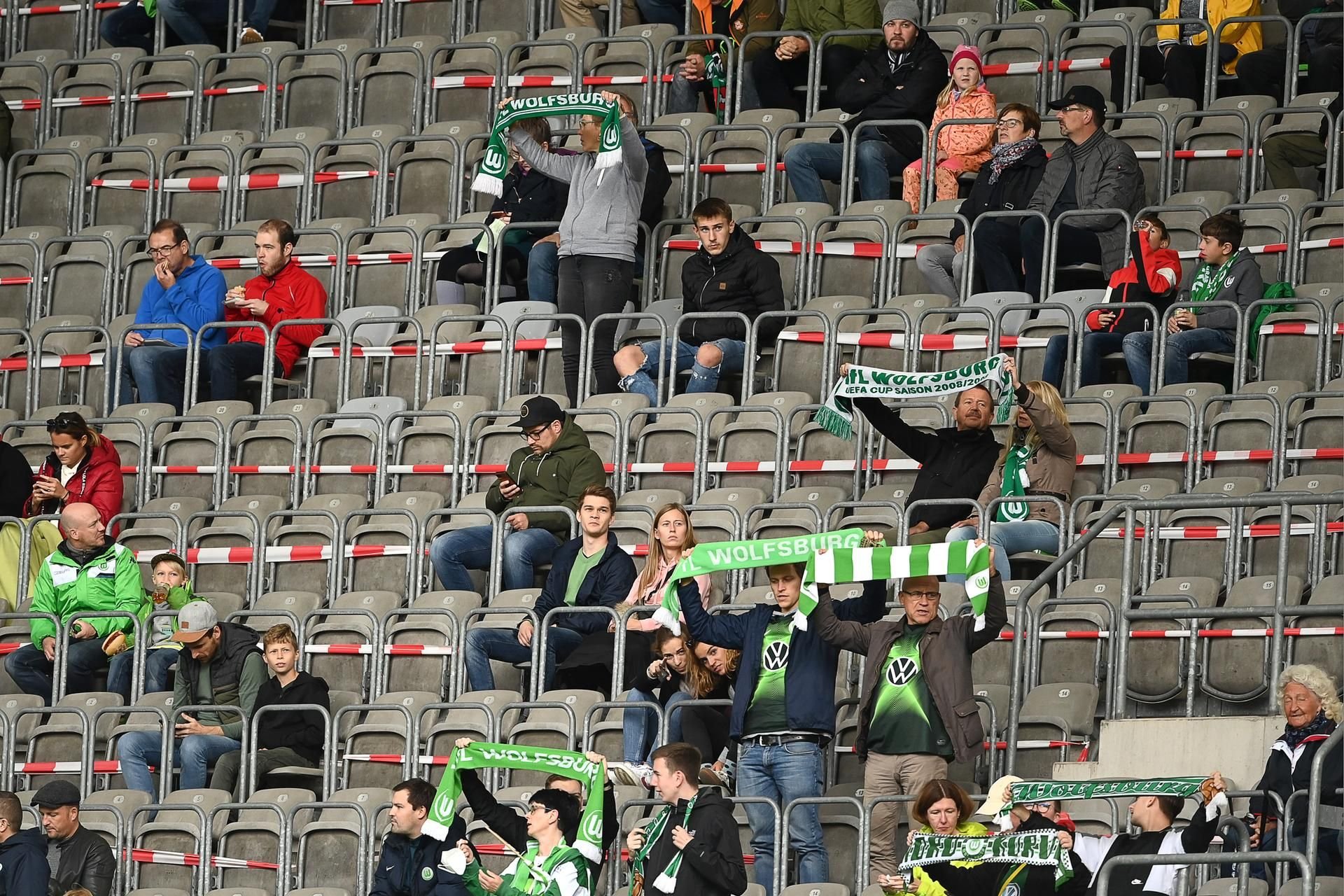 Mit Sperrband versehener Sitzbereich in der Volkswagen-Arena, Wolfsburg