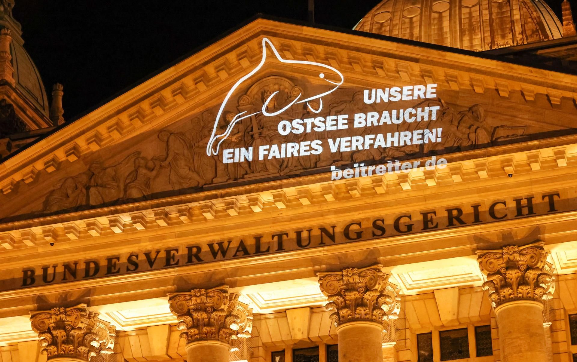 Leipzig: Ein Aktivist der Sammelbewegung Beltretter projiziert den Spruch «Unsere Ostsee braucht ein faires Verfahren!» auf die Fassade des Bundesverwaltungsgerichts.