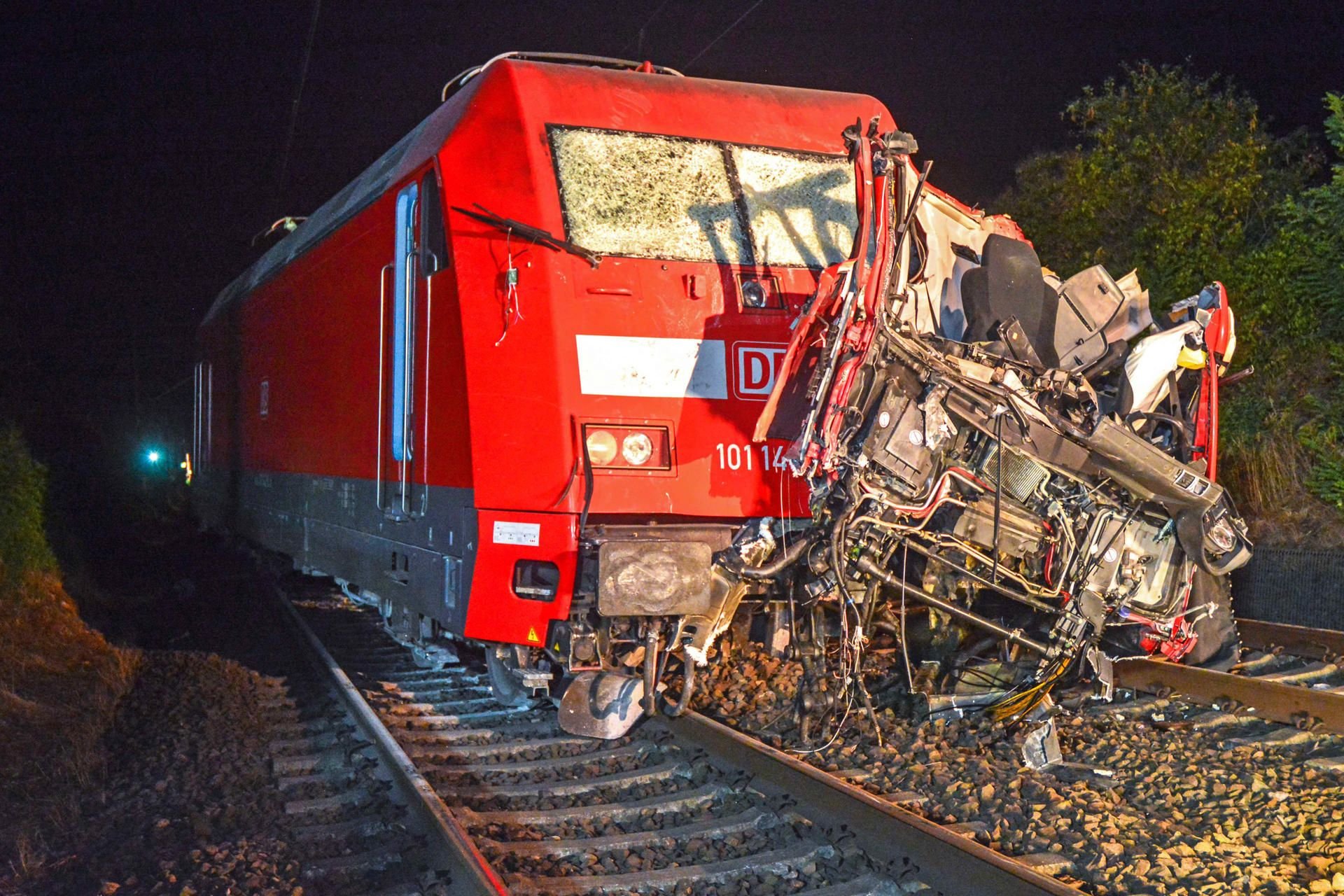 Das Wrack eines kaum noch erkennbaren Lkw steht vor der Lokomotive eines IC auf den Bahngleisen zwischen Maxdorf und Wulfen.