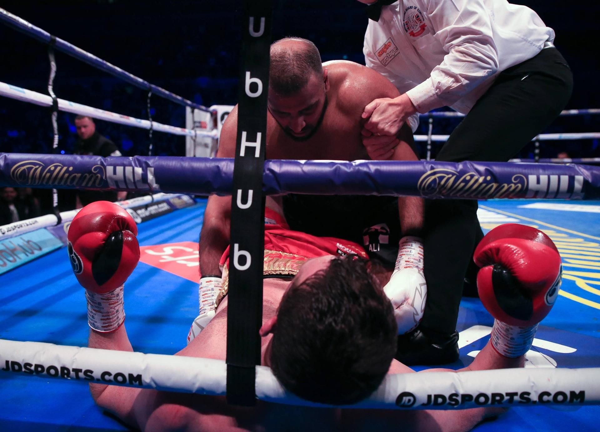 David Price am Boden und Kash Ali beißt im in den Bauch.