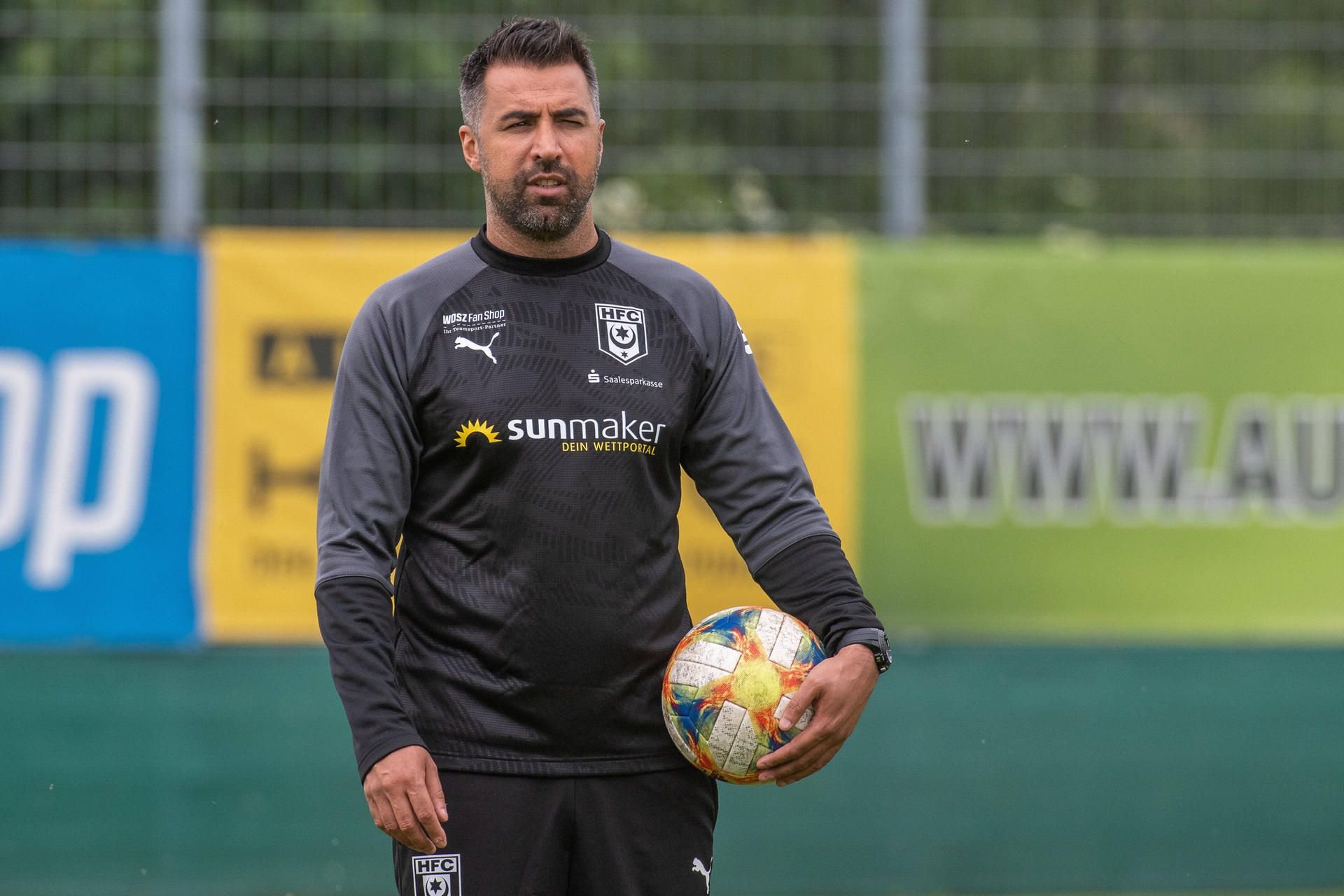 HFC-Trainer Ismail Atalan sieht keine Chance mehr auf einen fairen Wettkampf in der 3. Liga.