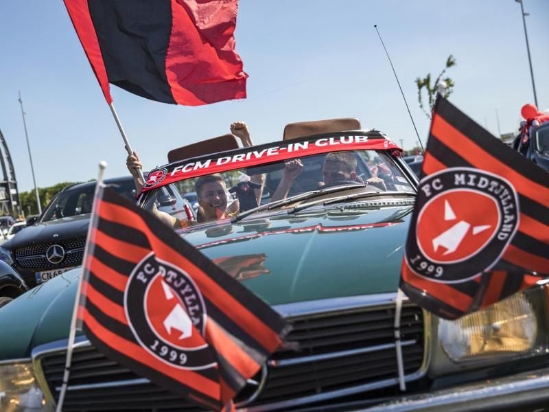 Fußballfans des FC Midtjylland feiern ihren Verein. Der FCM wurde vorzeitig dänischer Meister. Foto: Mikkel Berg Pedersen/Ritzau Scanpix/AP/dpa