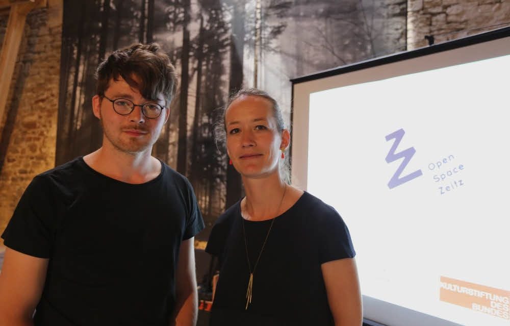 Philipp Baumgarten und Karoline Weber (Kulturstiftung des Bundes) bei der Vorstellung im Kloster Posa.