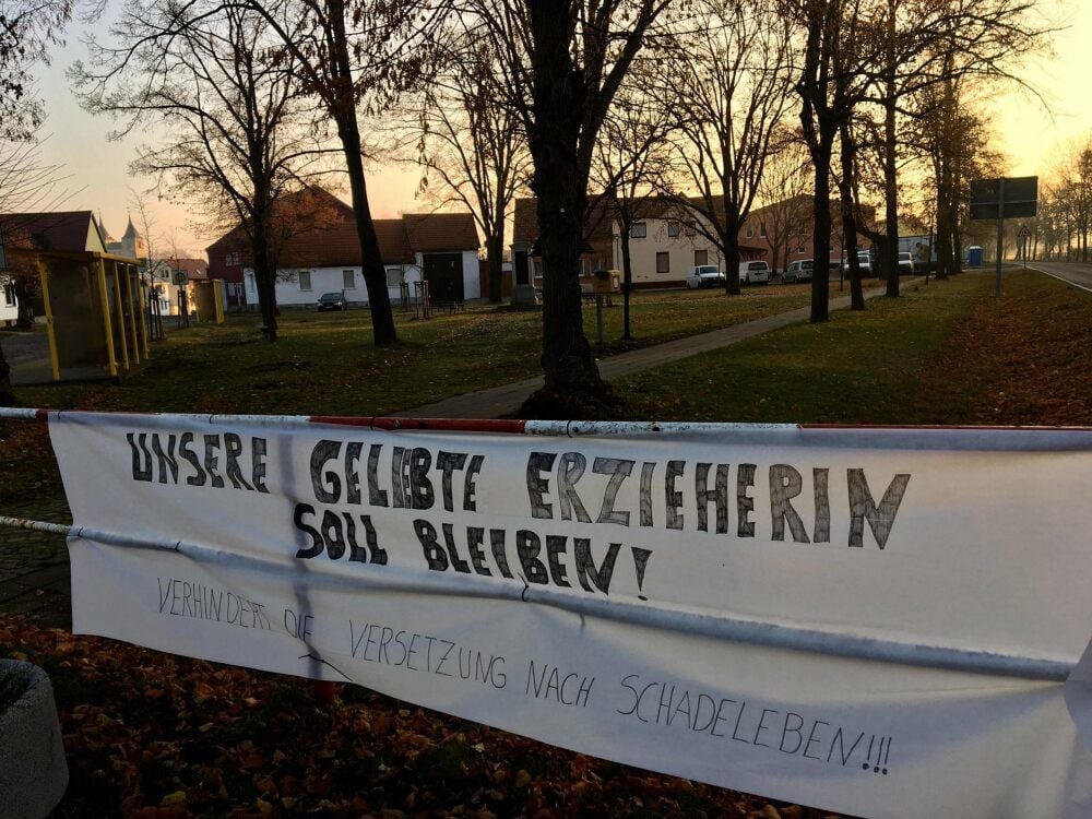 Das halbe Dorf Frose ist voller Plakate der Eltern, die die Erzieherin behalten wollen.