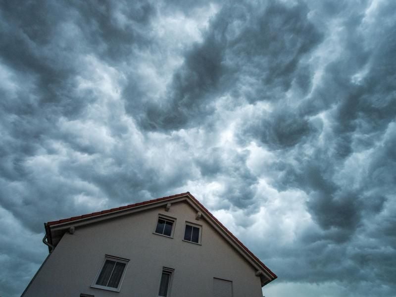 Bevor der nächste Starkregen droht, sollten die Bodeneinläufe rund ums Haus sowie die Dachrinnen vom Laub befreit werden. Foto: Armin Weigel