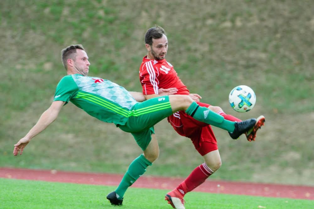 Fußball-Ballett: BSC-Akteur Lucas Hoffmann (r.), der die ersten beiden Tore für die gastgebenden Glockenstädter erzielt hatte, mit Kevin Oswald vom amtierenden Burgenlandmeister VfB Nessa.