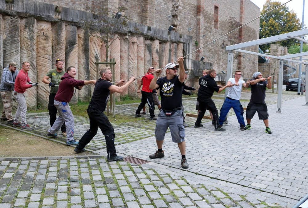 Viel Kraft war beim Aufbau des Zeltes auf dem Markt in Sangerhausen gefragt.