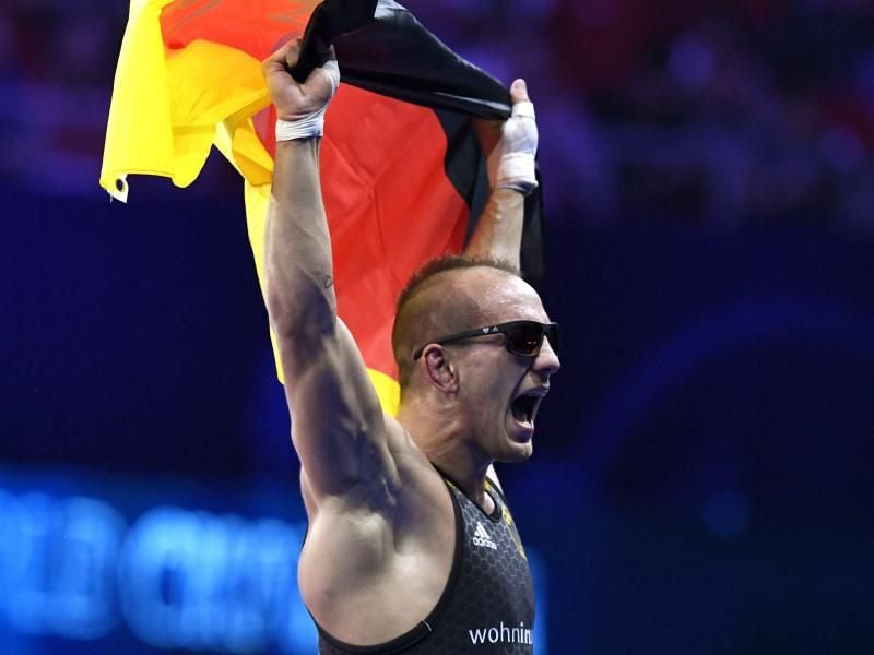 Frank Stäbler freut sich über seinen Sieg im Finalkampf gegen den Ungarn Balint Korpasi. Foto: Szilard Koszticsak/MTI