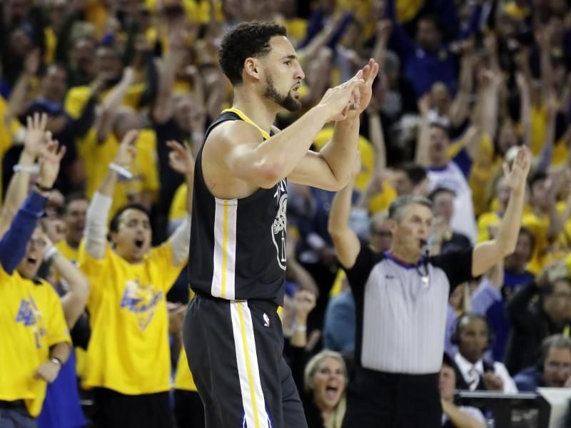 Klay Thompson (M) von Golden State feiert einen Drei-Punkte-Wurf gegen die Houston Rockets. Foto: Jeff Chiu/AP/dpa