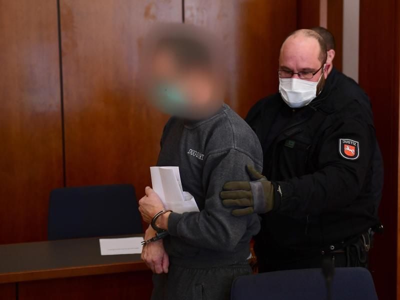 Der Angeklagte wird in den Gerichtssaal im Göttinger Landgericht geführt. Foto: Swen Pförtner/dpa