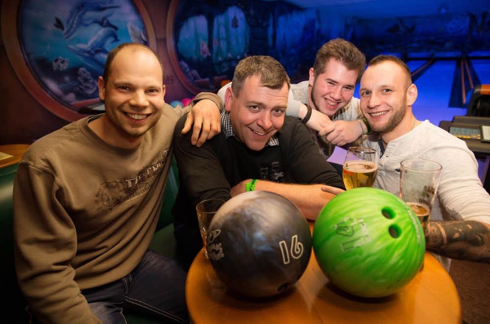 Mathias Güthling, Eric Tripke, Danny Sonnenberger und Patrick Berghardt (v.l.) waren am vergangenen Sonnabend aus Wittenberg und Bitterfeld zum Kneipenfest in Jessen angereist und machten unter anderem Station im „Schlosspark-Bowling“.