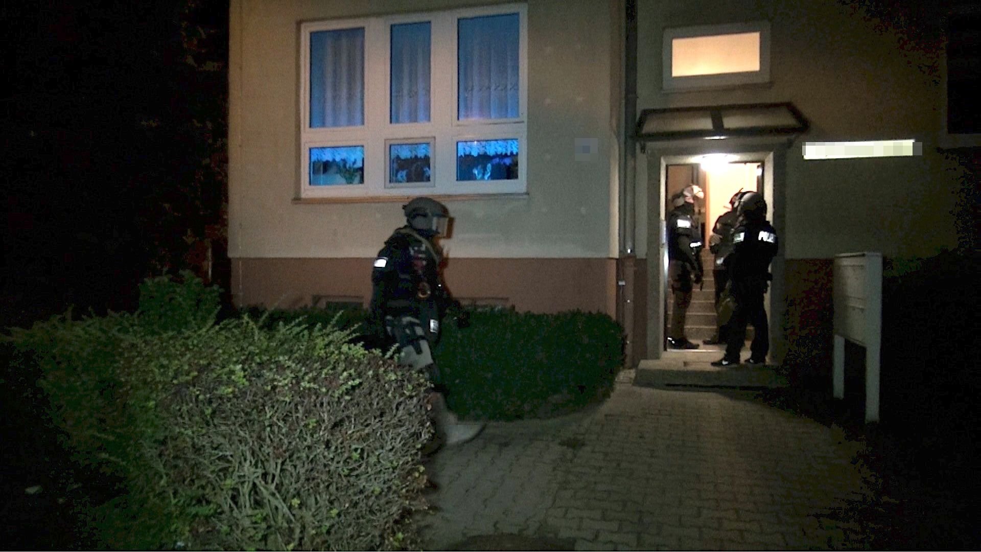 Beamte des SEK stürmten in der Nacht eine Wohnung.