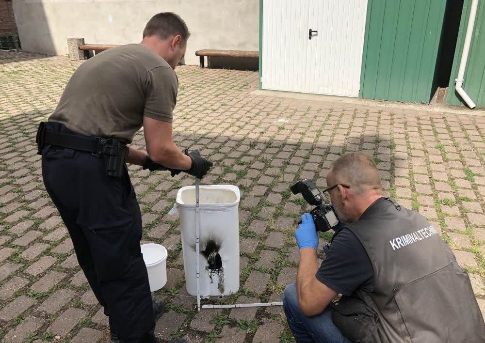Kriminaltechniker der Polizei untersuchen den Mülleimer, der in der Friesenstraße gebrannt hatte. Durch den Brand entstand dichter Qualm, der durch die Flure der Schule zog. 190 Schüler wurden in Sicherheit gebracht, 20 Kinder mit Verdacht auf Rauchgasvergiftung in Krankenhäuser gebracht.