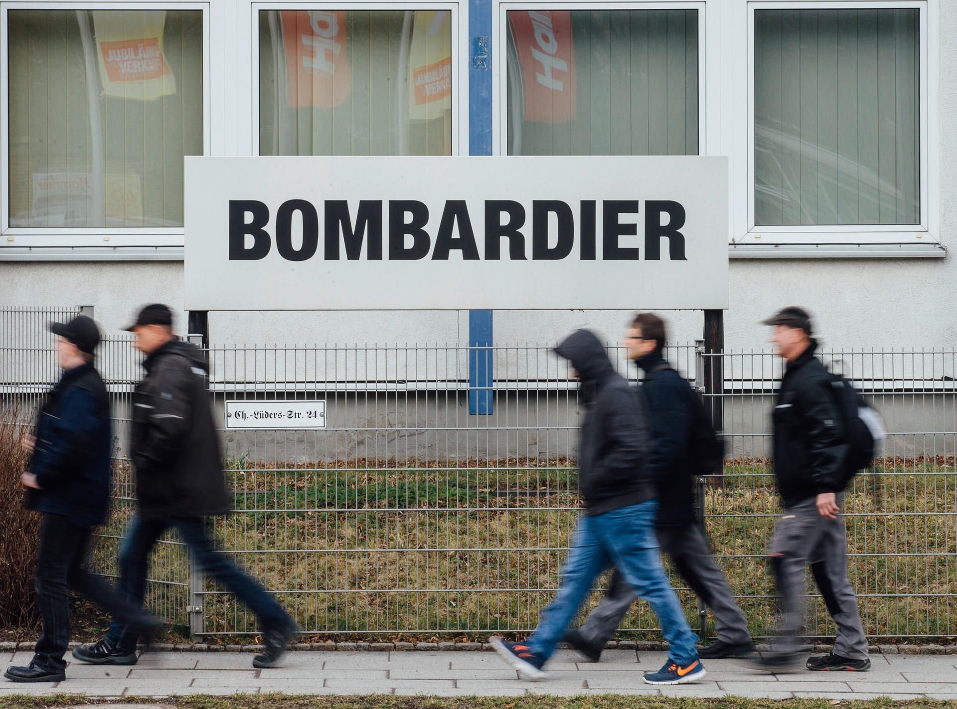 Mitarbeiter gehen am 25.02.2016 am Werk vom Waggonhersteller Bombardier in Görlitz (Sachsen) vorbei.