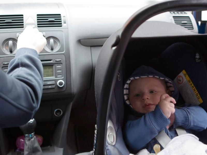 Baby an Bord: Die meisten Kindersitze fürs Auto sind „gut”, wie Stiftung Warentest ermittelt hat. Foto: Silvia Marks/dpa-tmn