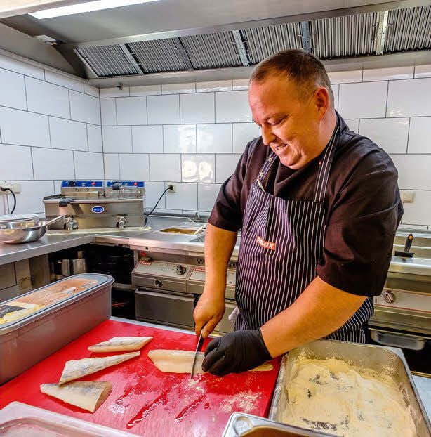 Koch Torsten Hempel hat seinen neuen Arbeitsplatz in der großen Küche des Cafés am Eichenkranz in Wörlitz.