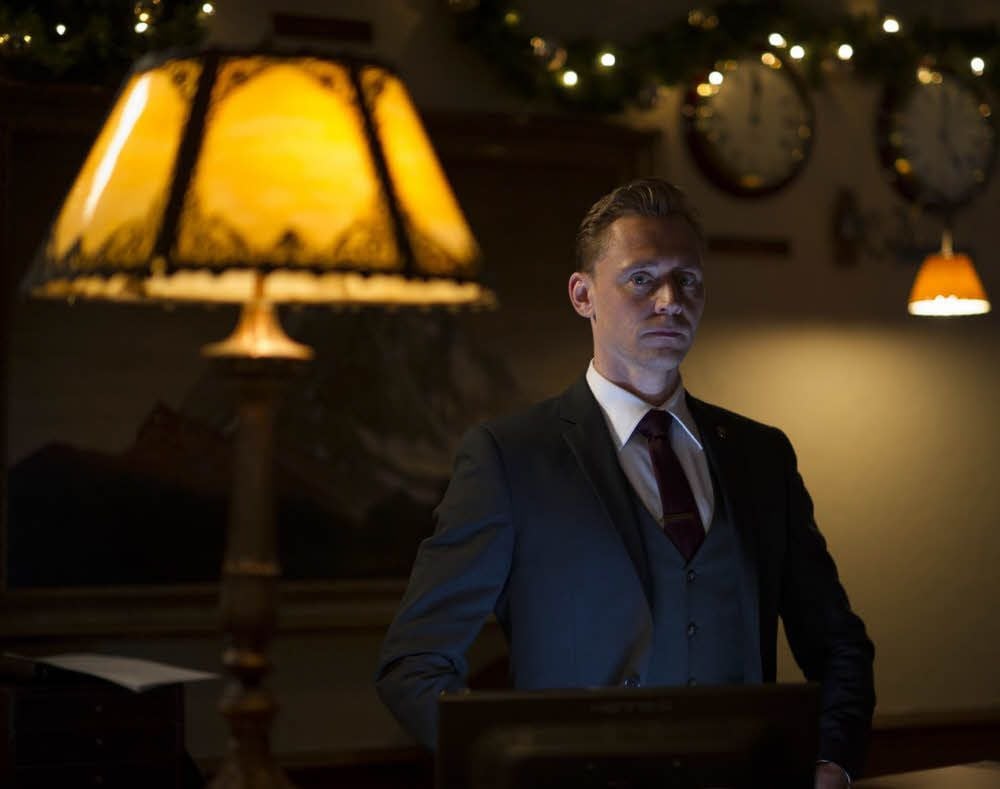 Nachtportier Jonathan Pine (Tom Hiddleston) wird Agent des englischen Geheimnisdienstes, um einen Waffenhändler dingfest zu machen.