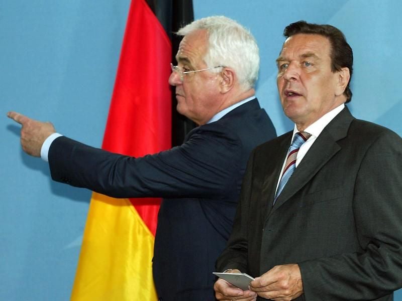 Der damalige Bundeskanzler Gerhard Schröder mit Peter Hartz, dem Schöpfer der Hartz-IV-Reform. Foto: Wolfgang Kumm