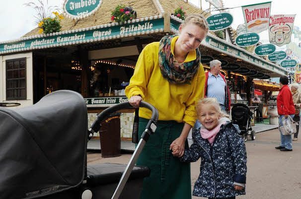 Tochter Franziska mit Stella und der kleinen Clara im Kinderwagen.